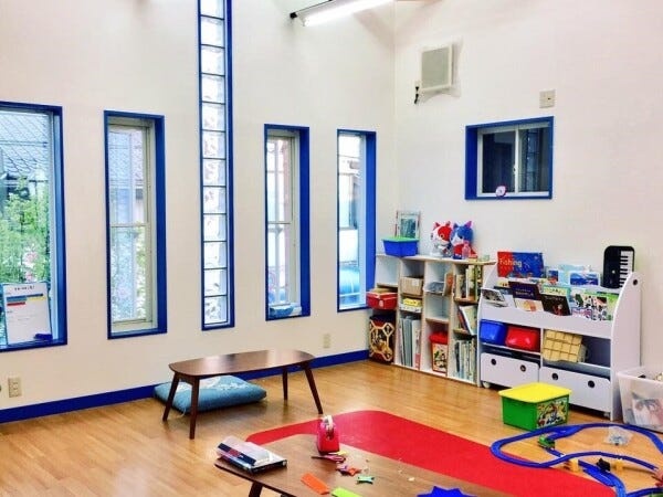 施設内の様子。余裕のある人員配置でゆとりを持って子どもたちに関われます。