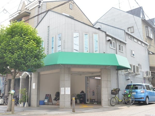 職場は元商店街のお花屋さん。子どもたちの元気な声が聞こえます