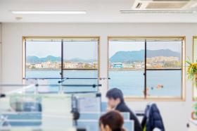 海が見えるオフィス