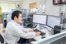 全員がマルチディスプレイで仕事をしやすい環境づくり