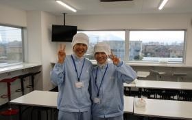 毎日楽しく働いています。（食堂にて撮影）