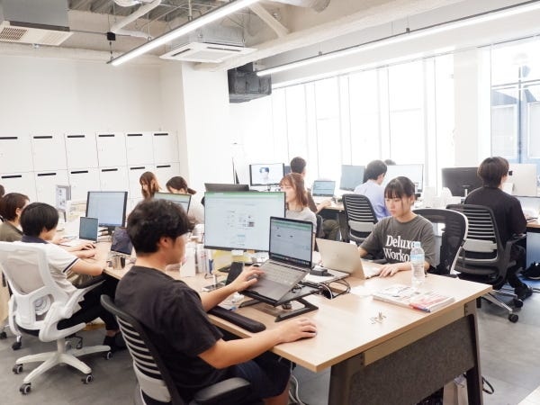 明るい社内で、和気あいあいと仕事をしています！