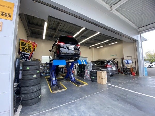 ■認証工場 ■ピット（ストール）数：3 ■リフト数：2基 ■特定整備：申請中 ■診断機：あり