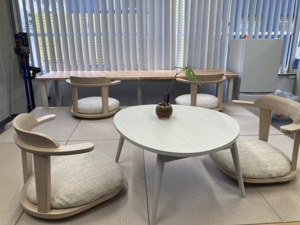 白と木目を基調としたおしゃれなオフィスで働けます◎