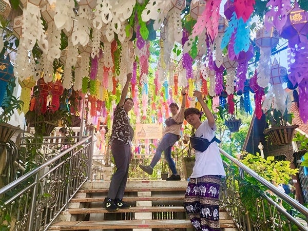 映画館や大型ショッピングモール、スポーツジムなどで、3～4名のチームを組みイベント活動を行います。