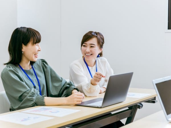 社内でのやり取りはメールやteamsを使うことが多いです。ＰＣで打合せをすることもあります