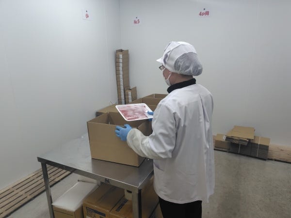 パック詰めされたお肉たちを箱詰めしていきます。出荷前の大事な作業です！