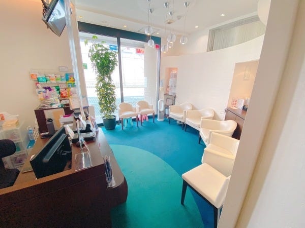 待合室は落ち着きのある空間づくりを心がけています。