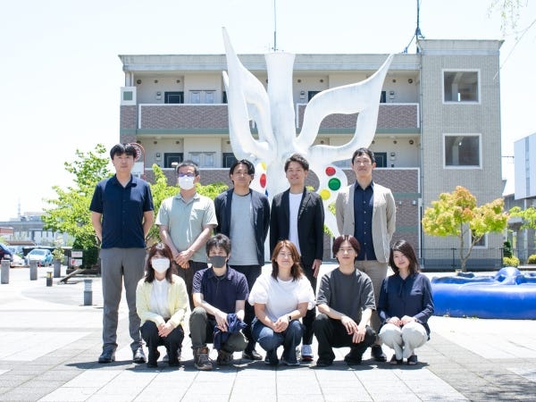 少人数で皆が協力して業務を行っています。一人ひとりの力が大きいので、携わることの出来る領域は広いです。新しいチャレンジを歓迎します。