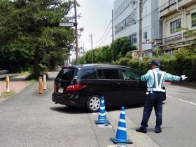 簡単なお声かけをしながら誘導業務★