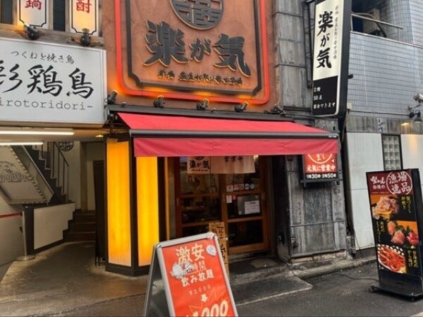 店内は、明るい雰囲気の内観になっています。テーブルやカウンター席もある店舗になります。