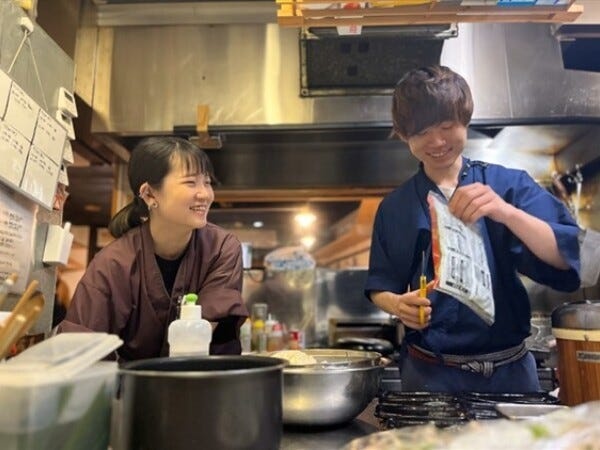 メニューも豊富♪お客様に喜んで頂けるようにホールもキッチンと一体になって業務に励んでいます。