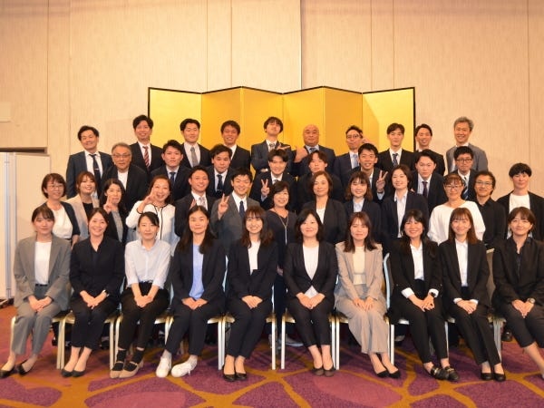 毎年5月に決起大会が行われ、優秀社員表彰もあります。決起大会後は懇親会が開かれます。