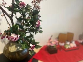 玄関には四季折々のお花を飾り心豊かに仕事ができます