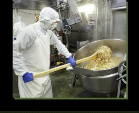 ワタミの宅食 手づくり厨房 製造（加熱ライン）の作業風景