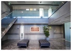 正面入り口を入ると中は、解放感と高級感のある作りに！