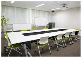 会議室は自由にカスタマイズでき、大人数収容も可能。