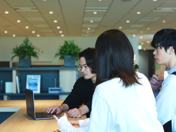 社内会議室。8人掛けの大きなテーブルがあり、広々としています。