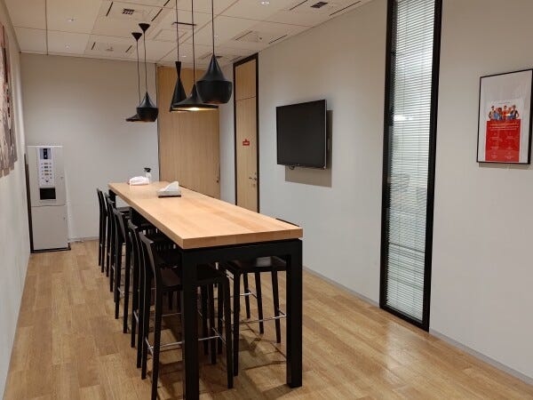 ランチや休憩ができるスペース。お昼の時間帯にテレビも見れます♪