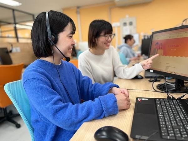 実際に勤務するセンター写真です。隣に必ずベテラン社員がいるので安心です♪