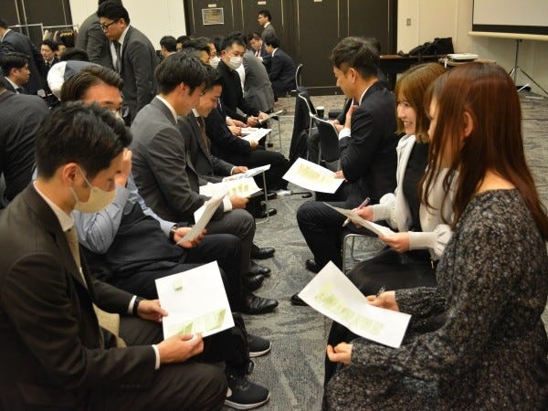 3ヶ月に1回は全社員集まっての会議を実施。他部署のメンバーとの交流もあります。