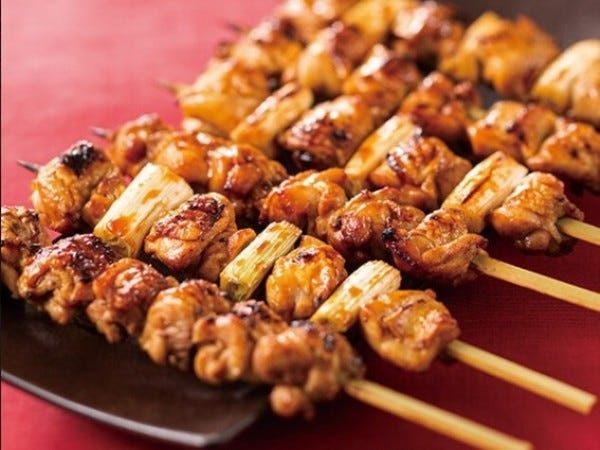 初代が試行錯誤の上たどり着いた、モミジとトサカをたっぷり入れて煮込んだ秘伝のタレ「ぷるぷるダレ」が決めての焼き鳥を提供 ♪