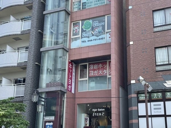 武蔵新城駅ロータリー沿い、日高屋が1階に入っているビルの4階が事務所です