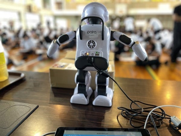 コミュニケーションロボット「PALRO」も活躍中☆