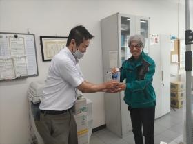 熱中症対策の一貫で朝の点呼時には冷えたお水をお渡ししています