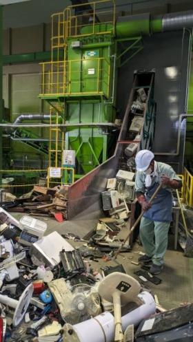 破砕機投入作業