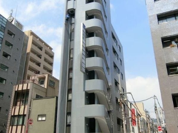 春日通り沿いの水色のビルです。