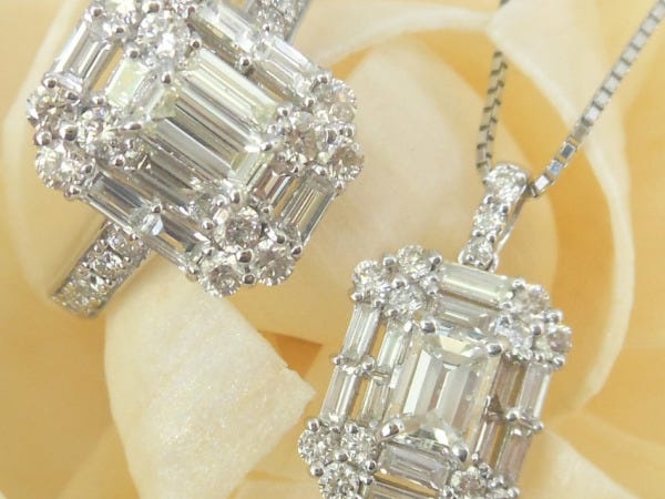 バケットカットを使ったジュエリーです。