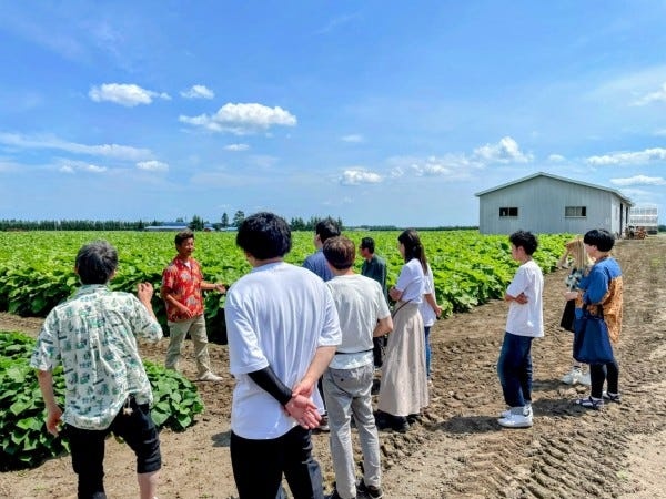 社員研修として、生産者の方に直接お話を伺う機会も。十勝の美味しい食材がどのようにして生産されているのかを知ることができる貴重な機会です。