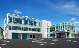 栃木市にある本社新社屋です。ガラス張りの大空間が広がります。