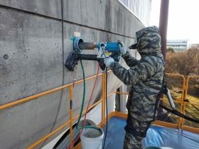 コア抜き作業です。機械をセットし円柱状に穴をあけます。