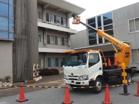 建物の外壁を点検中です。利用者様の安全を守ります。