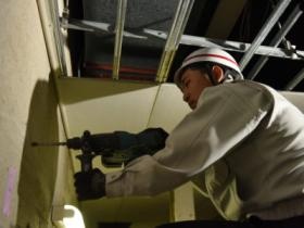 工事員の作業状況です。穴をあけてアンカーを打ち込みます。