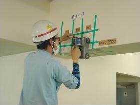 建物の構造耐力を確認する調査です。機械で鉄筋の位置を探査中。