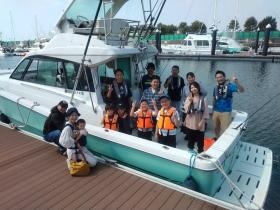 大洗港より自社クルーザーで出港！みんなの笑顔が印象的です。