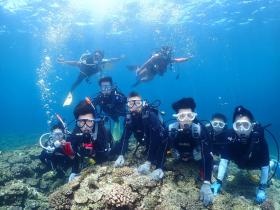 優秀社員研修旅行でのダイビングで記念撮影！