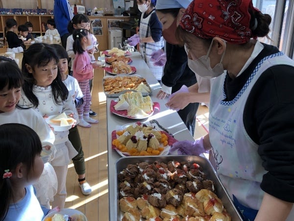 食育お楽しみプログラム　パンバイキングの様子