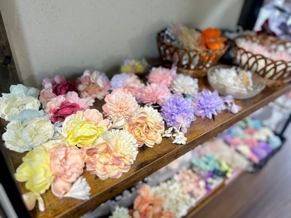 かわいい髪飾りをたくさん用意しています。お客様に似合う髪飾りを提案してください。