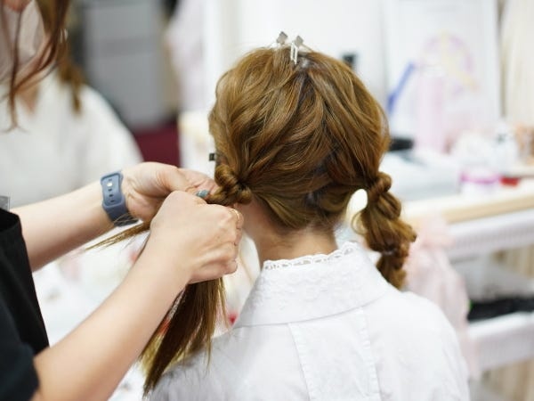 ヘアセットの道具はすべて用意してあるので手ぶらで勤務可能です。慣れた道具があれば持参して使っていただいてもOKです。