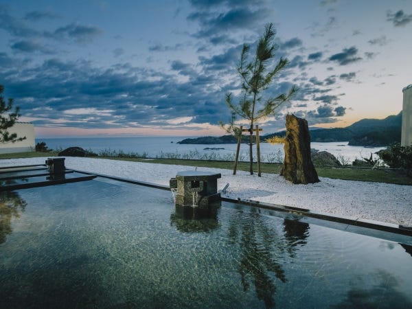 神々が降り立つ海辺や移り変わる空の様子を一望しながら、開放的な空間で湯浴みを楽しめる、露天風呂が自慢です。