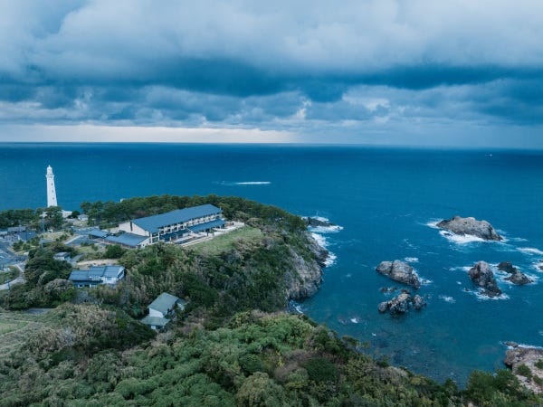 コンセプトは「灯台と水平線を望むお詣(まい)り支度の宿」。宿の目の前には日本海が広がり、日御碕灯台が夕焼けに染まる絶景を望む立地です。