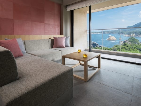 刻々と表情を変えていく空や海の景色を楽しめる客室です。