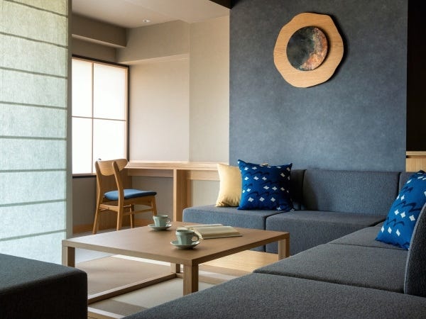 夕日が沈む時から夜が明けるまでの景色の移り変わりを堪能できます。