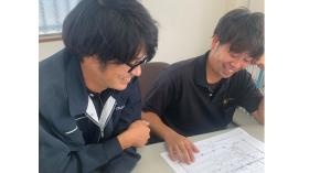 図面を見ながら打ち合わせ