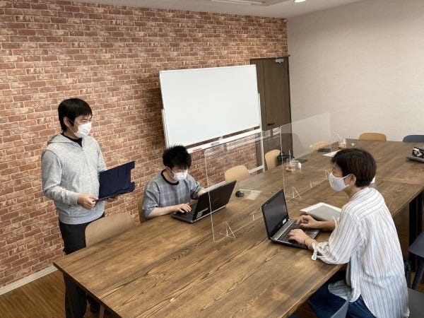 風通しの良いオフィスで職場メンバーと気軽に話し合えます！