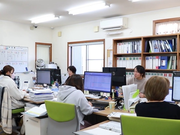 本社内の事務所は、明るく、社員同士の風通しも良い環境です！